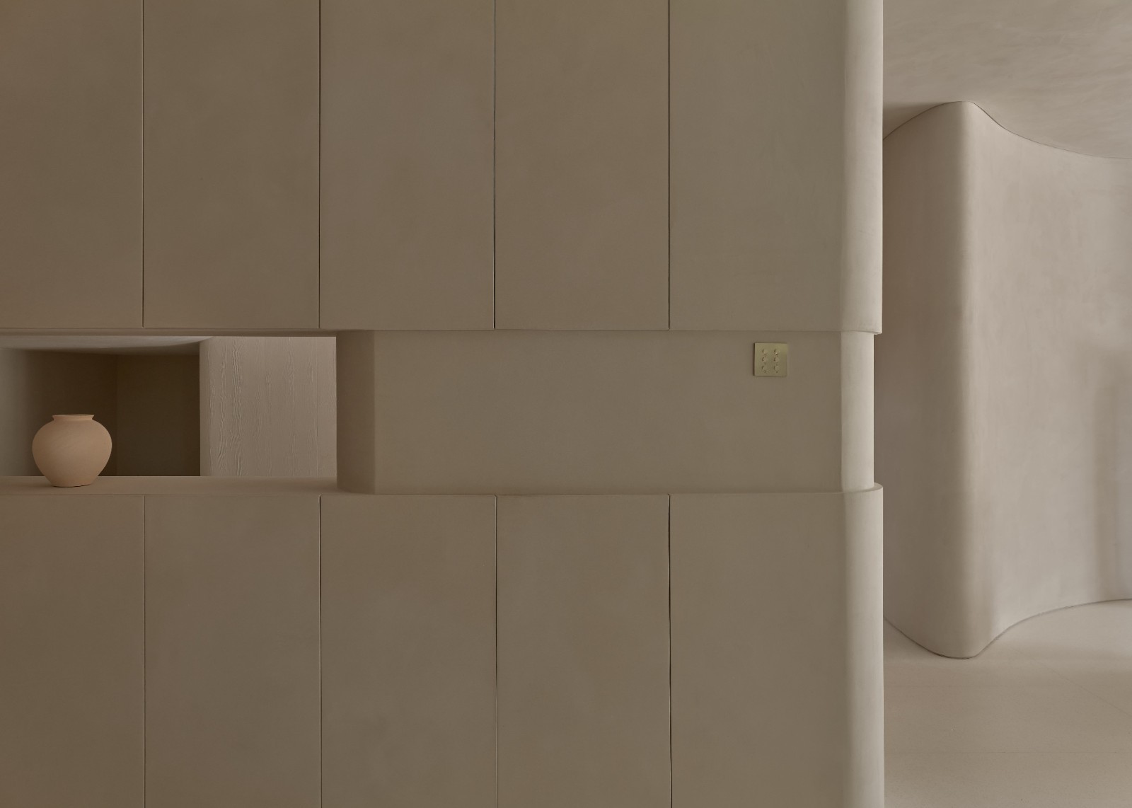 20251028351439903259.jpg 9. 透过开窗感知家人的移动©️ 朱海.jpg